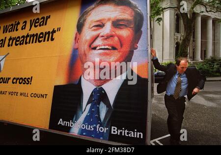 SIMON HUGHES (GESUNDHEITSSPRECHER) LIB DEM MP, UNVIELS DIE NEUE PLAKATKAMPAGNE, DIE CRITISISES DIE REGIERUNGEN VERSPRECHEN, WARTELISTEN ZU REDUZIEREN. Stockfoto