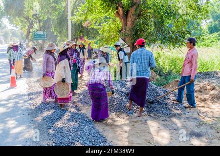 BAGAN, MYANMAR - 6. DEZEMBER 2016: Lokale Straßenarbeiter bauen eine Schotterstraße in Bagan, Myanmar Stockfoto