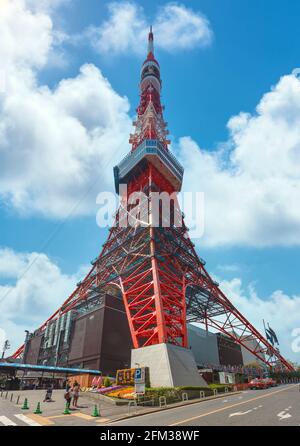 tokio, japan - april 06 2019: Perspektivischer Blick am Fuße des höchsten Gitterturms Japans der Tokyo Tower in internationaler oranger Farbe und Stockfoto