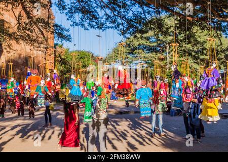 BAGAN, MYANMAR - 6. DEZEMBER 2016: Marionetten zum Verkauf in der Nähe des Dhammayangyi-Tempels in Bagan, Myanmar Stockfoto