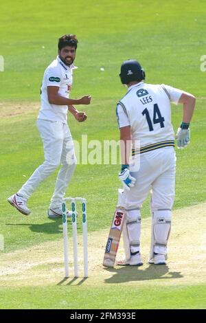 Mohammad Amir von Essex behauptet das Dickicht von Alex Lees während des Yorkshire CCC gegen Essex CCC, Specsavers County Championship Division 1 Cricket in Scarboro Stockfoto