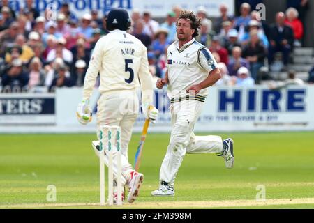 Ryan Sidebottom aus Yorkshire behauptet, das Dickicht von Mohammad Amir während des Yorkshire CCC gegen Essex CCC, Specsavers County Championship Division 1 Cricket A Stockfoto