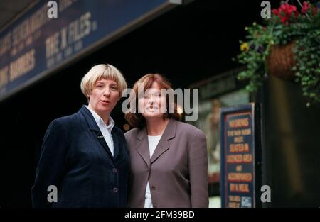 Victoria Wood Schauspielerin/Comedian November 98Bei der Fotocall für die neue BBC Sitcom-Dinnerladies, die sie schrieb und in Julie Walters zu sehen ist Stockfoto