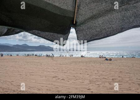 Gran Canaria, eine spanische Kanarische Insel vor der Nordwestküste von Afrika. Las Palmas de Gran Canaria mit Strand Las Canteras. Stockfoto