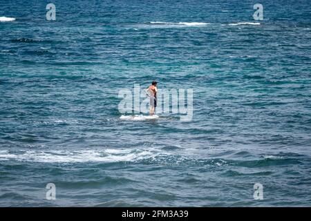 Gran Canaria, eine spanische Kanarische Insel vor der Nordwestküste von Afrika. Las Palmas de Gran Canaria mit Strand Las Canteras. Stockfoto