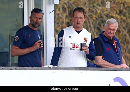 Durham-Trainer Paul Grayson (L) und Tom Westley blicken während des Essex CCC vs Durham MCCU, English MCC University Match Cricket A vom Spielerbalkon aus Stockfoto