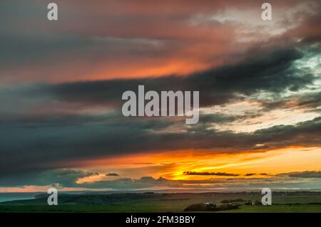 Eastbourne, East Sussex, Großbritannien. Mai 2021. Erstaunliche Farben bei Sonnenuntergang, über der Landschaft von Sussex, während verstreute Stürme aus dem Westen herüberziehen. Die Temperatur sinkt wieder, und in einigen Gebieten wird heute Abend Frost prognostiziert. Kredit: David Burr/Alamy Live Nachrichten Stockfoto