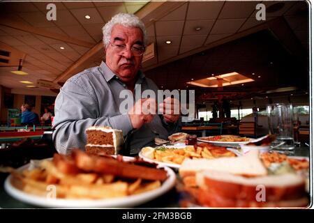 Küchenchef Antonio Carlucchio Mai 19999Verkostung der Speisen auf der Autobahn Tankstelle auf der M4 Stockfoto