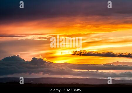 Eastbourne, East Sussex, Großbritannien. Mai 2021. Erstaunliche Farben bei Sonnenuntergang, über der Landschaft von Sussex, während verstreute Stürme aus dem Westen herüberziehen. Die Temperatur sinkt wieder, und in einigen Gebieten wird heute Abend Frost prognostiziert. Kredit: David Burr/Alamy Live Nachrichten Stockfoto