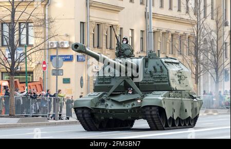 30. April 2021 Moskau, Russland. Russische 152-mm-Eigentriebskelownitze 2S19 Msta-S in der Tverskaya-Straße in Moskau. Stockfoto