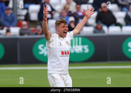 Jamie Porter von Essex appelliert erfolgreich für das Wicket von Benny Howell während Essex CCC gegen Gloucestershire CCC, Specsavers County Championship Divi Stockfoto