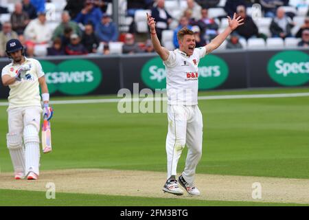 Jamie Porter von Essex appelliert erfolgreich für das Wicket von Benny Howell während Essex CCC gegen Gloucestershire CCC, Specsavers County Championship Divi Stockfoto