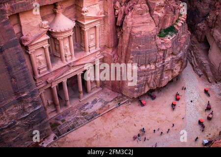 Schatzkammer in Petra, Jordanien, der Blick von oben. Stockfoto