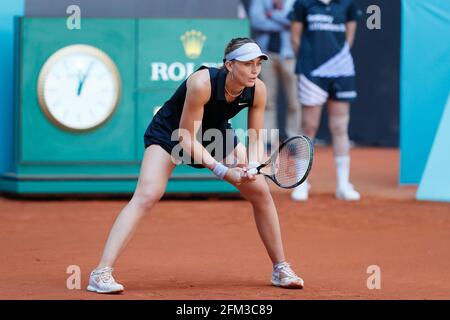 Madrid, Spanien. Mai 2021. Paula Badosa (ESP) Tennis : Paula Badosa aus Spanien beim Einzel-Viertelfinalspiel gegen Belinda Bencic aus der Schweiz auf dem WTA 1000 'Mutua Madrid Open Tennis Turnier' bei der Caja Magica in Madrid, Spanien . Quelle: Mutsu Kawamori/AFLO/Alamy Live News Stockfoto