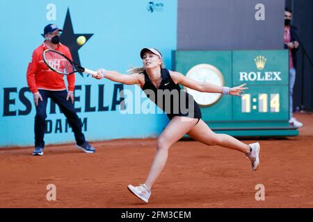 Madrid, Spanien. Mai 2021. Paula Badosa (ESP) Tennis : Paula Badosa aus Spanien beim Einzel-Viertelfinalspiel gegen Belinda Bencic aus der Schweiz auf dem WTA 1000 'Mutua Madrid Open Tennis Turnier' bei der Caja Magica in Madrid, Spanien . Quelle: Mutsu Kawamori/AFLO/Alamy Live News Stockfoto