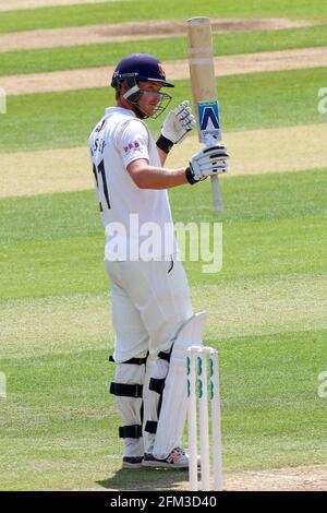 Tom Westley von Essex feiert ein halbes Jahrhundert, 50 Runs während Essex CCC gegen Kent CCC, Specsavers County Championship Division 2 Cricket im Stockfoto