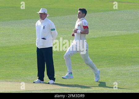 Jimmy Anderson in Bowling-Action für Lancashire während Essex CCC gegen Lancashire CCC, Specsavers County Championship Division 1 Cricket im Cloudfm C Stockfoto