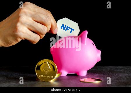 Investitionen in nicht fungible Token, bekannt als NFT s. Dies sind digitale Datendateien von Wert, die über Ethereum Blockchain gehandelt werden. Eine Frau setzt Stockfoto