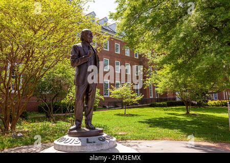 Annapolis, MD, USA 05-02-2021: Statue des verstorbenen Politikers Louis L. Goldstein vor dem Goldstein-Schatzhaus in Annapolis. Goldstein Stockfoto