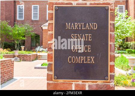 Annapolis. MD, USA 05-02-2021: Nahaufnahme eines isolierten Bildes vom Eingang des Senatskomplexes des Bundesstaates Maryland in einem schönen Garten an einem sonnigen Frühling Stockfoto