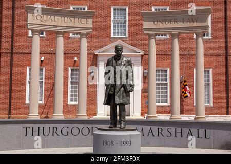 05-02-2021 Annapolis, MD, USA: Statue von Thurgood Marshall in der Anwalts Mall vor der Generalversammlung von Maryland und dem Obersten Gerichtshof. Er war ein f Stockfoto