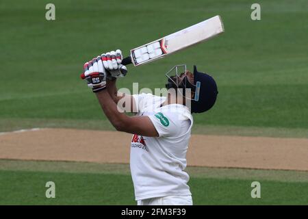 Ravi Bopara von Essex schaut in den Himmel, als er sich während Essex CCC gegen Middlesex CCC, Friendly Match Cricket at t, in die Bowlingbahn von Tim Murtagh auslöchert Stockfoto