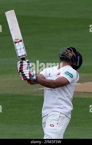 Ravi Bopara von Essex schaut in den Himmel, als er sich während Essex CCC gegen Middlesex CCC, Friendly Match Cricket at t, in die Bowlingbahn von Tim Murtagh auslöchert Stockfoto