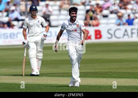 Mohammad Amir von Essex behauptet das Wicket von Nick Gubbins während des Essex CCC gegen Middlesex CCC, Specsavers County Championship Division 1 Cricket beim C Stockfoto