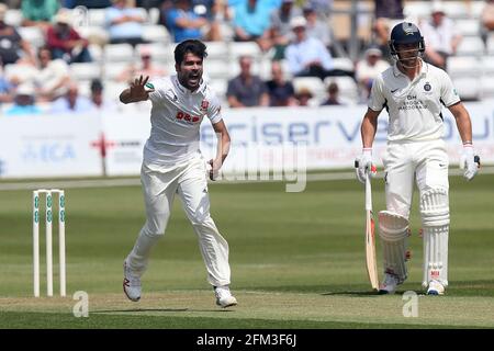 Mohammad Amir von Essex behauptet das Wicket von Nick Gubbins während des Essex CCC gegen Middlesex CCC, Specsavers County Championship Division 1 Cricket beim C Stockfoto