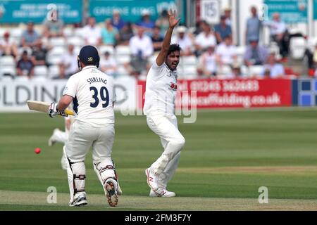 Mohammad Amir von Essex behauptet das Wicket von John Simpson während des Essex CCC gegen Middlesex CCC, Specsavers County Championship Division 1 Cricket beim C Stockfoto