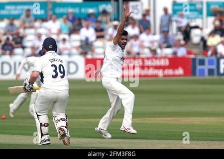 Mohammad Amir von Essex behauptet das Wicket von John Simpson während des Essex CCC gegen Middlesex CCC, Specsavers County Championship Division 1 Cricket beim C Stockfoto