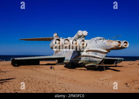 Verlassene sowjetische LUN-Klasse ekranoplan an der Küste des Kaspischen Meeres. Stockfoto