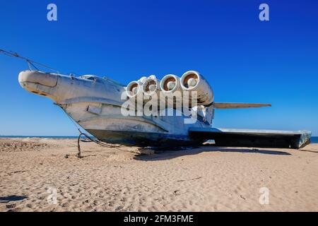 Verlassene sowjetische LUN-Klasse ekranoplan an der Küste des Kaspischen Meeres. Stockfoto