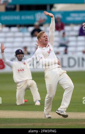 Simon Harmer von Essex mit einem Appell für das Wicket von Nick Compton während Essex CCC gegen Middlesex CCC, Specsavers County Championship Division 1 Crick Stockfoto