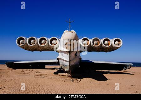 Verlassene sowjetische LUN-Klasse ekranoplan an der Küste des Kaspischen Meeres. Stockfoto