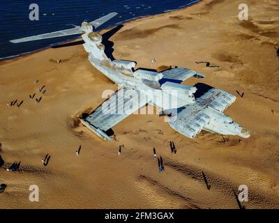 Verlassene sowjetische LUN-Klasse ekranoplan an der Küste des Kaspischen Meeres. Stockfoto