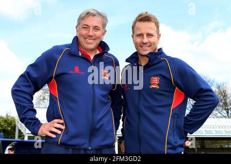 Essex-Cheftrainer Chris Silverwood (L) begrüßt den neuen Unterzeichner Neil Wagner zu Boden während des Essex CCC Press Day Am Cloudfm County Ground auf 5t Stockfoto