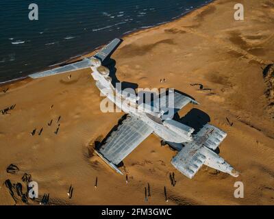 Verlassene sowjetische LUN-Klasse ekranoplan an der Küste des Kaspischen Meeres. Stockfoto