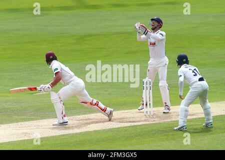 Freuen Sie sich auf James Foster von Essex, der Tim Groenewald während des Essex CCC gegen Somerset CCC, Spe, von der Bowlingbahn von Simon Harmer abweisen kann Stockfoto