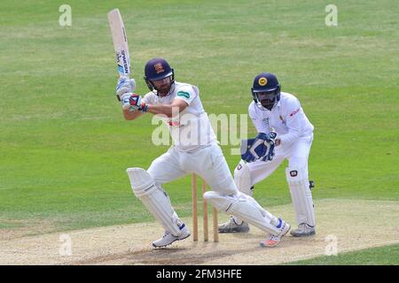 Jaik Micklebugh im Batting Action für Essex, während Dinesh Chandimal aus Sri Lanka hinter den Stumps während Essex CCC gegen Sri Lanka, Tourist Ma, schaut Stockfoto