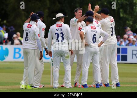 Steve Magoffin von Sussex wird von seinen Teamkollegen gratuliert, nachdem er das Wicket von Jaik Mickleburgh während Essex CCC gegen Sussex CCC, Specsavers Cou, genommen hatte Stockfoto