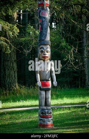 Einladende Abbildung Totem Pole, genannt S'AEL von carver Tom LaFortune, Hatley Park, Colwood, (Victoria) British Columbia, Kanada Stockfoto