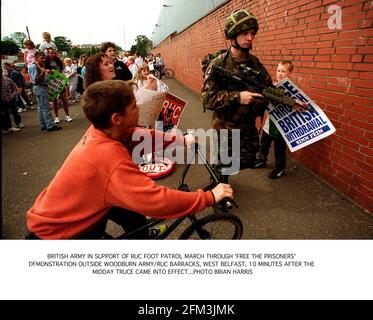 Nordirland IRA-Waffenstillstand Juli 1997 Junge katholische Kinder verhöhnen jungen britischen Soldaten bei der Free the Prisoners Demonstration vor den Woodburn Army/RUC Barracks in West Belfast zehn Minuten nach der erneuten IRA-Waffenruhe am 20. Juli. Der Waffenstillstand wird es Sinn Fein ermöglichen, in sechs Wochen an Friedensgesprächen teilzunehmen, wenn Großbritannien den Waffenstillstand für echt hält. Stockfoto