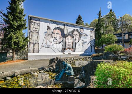 Wandgemälde des einheimischen Erbes des Künstlers Paul Ygartua, Chemainus, British Columbia, Kanada Stockfoto