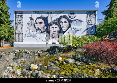 Wandgemälde des einheimischen Erbes des Künstlers Paul Ygartua, Chemainus, British Columbia, Kanada Stockfoto