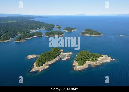 Luftbild von Saturnina Island und den Flat Top Islands vor der Silva Bay, Gabriola Island Stockfoto