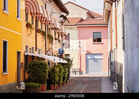 Terrasse im Freien Restaurant auf einer schmalen gemütlichen italienischen Straße, Café in einer kleinen Stadt in der Lombardei, Italien. Trattoria außen Stockfoto