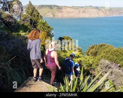 AUCKLAND, NEUSEELAND - 05. Mai 2021: Touristen am Omanawanui Track, Waitakere Ranges. Auckland, Neuseeland - 2. Mai 2021 Stockfoto