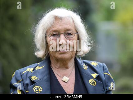 Köln, Deutschland. Mai 2021. Carmen Thomas, Moderatorin, steht in einem