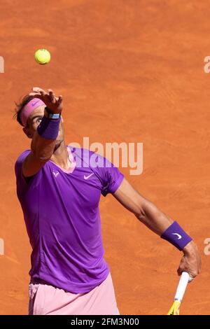 Madrid, Spanien. Mai 2021. Rafael Nadal ist im Einzel-Match 32 zwischen dem Spanier Rafael Nadal und seinem Landsmann Carlos Alcaraz bei den Madrid Open am 5. Mai 2021 in Madrid, Spanien, vertreten. Quelle: Meng Dingbo/Xinhua/Alamy Live News Stockfoto